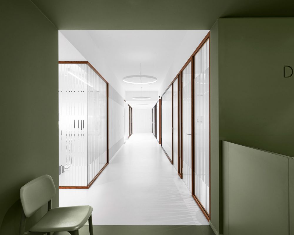 dentista-clinic-amsterdam-interiors-i29_dezeen_col15-1_FocusFillWzE5NzAsMTU3NiwieCIsMTk3XQ__FocusFillWzEwMDAsODAwLGZhbHNlLDBd.jpeg